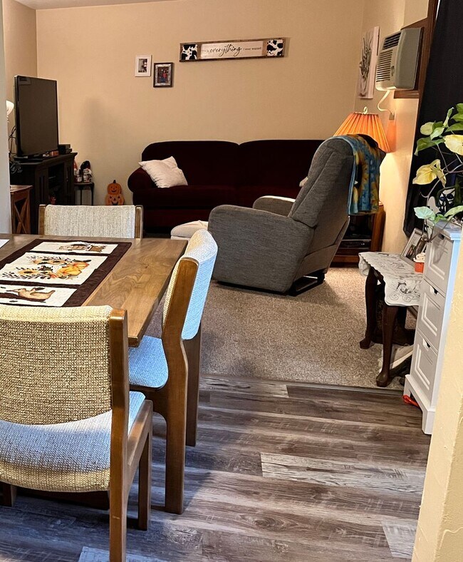 Building Photo - 2 BR 1 BA Lower Level Apartment newly Remo...