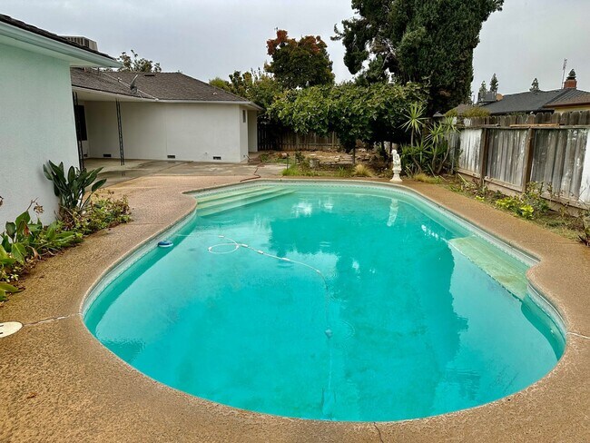 Building Photo - Spacious North Fresno 4/3 with Pool