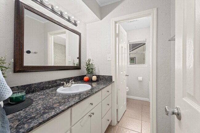 Building Photo - 16015 Southampton Dr