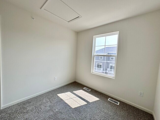 Building Photo - 2259 Glacier St