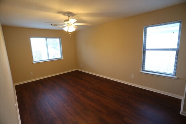 Building Photo - 3327 Summerwood Ln