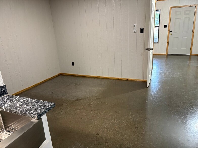 Building Photo - 2855 W Texas 154