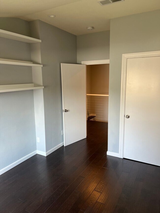 Building Photo - Palo Alto -Updated 3 Bedroom Condo In A Highly Sought After Neighborhood