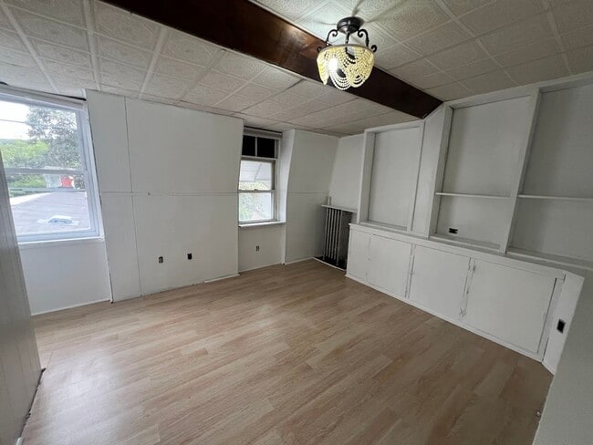 Building Photo - Spacious 5/6 Bedroom/ 2 Bath House for Rent