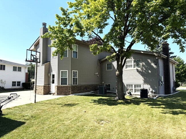 Building Photo - 723 W Gettysburg Dr