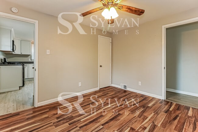 Building Photo - Adorable 3 BR, 2 BA Rancher!