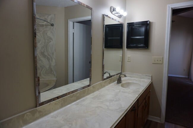 Building Photo - 3 bedroom townhome in Arlington