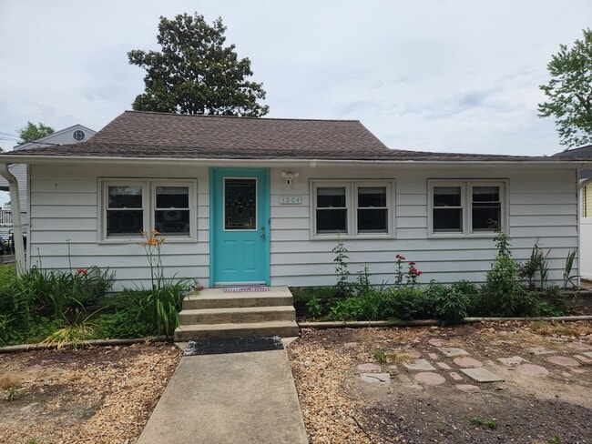Building Photo - 1204 Lossing Ave