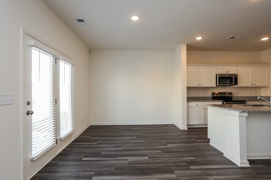 Building Photo - 7631 Saffron Ave