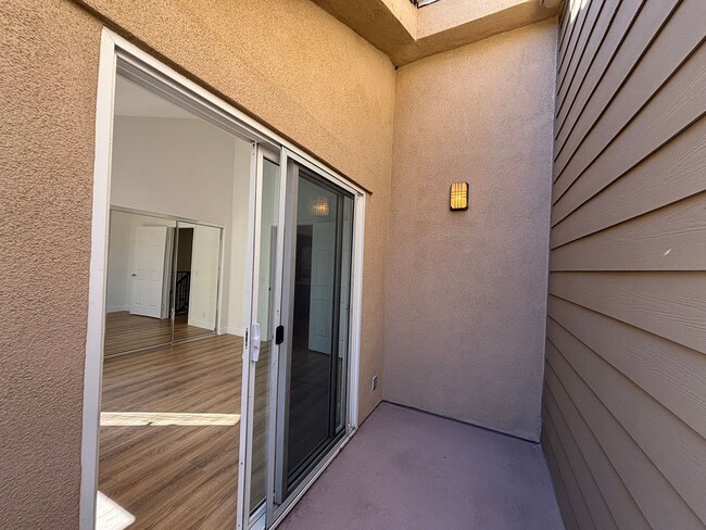Building Photo - Remodeled 3 Bed 3 Bath Townhome for Rent in Glendale, CA
