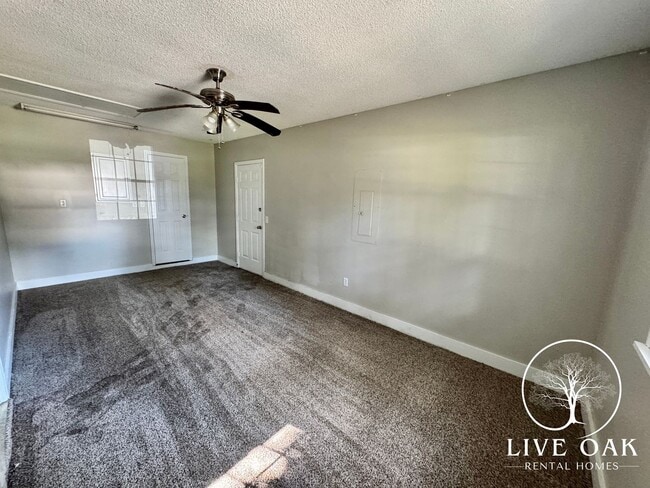 Building Photo - 220 Jamey Ln