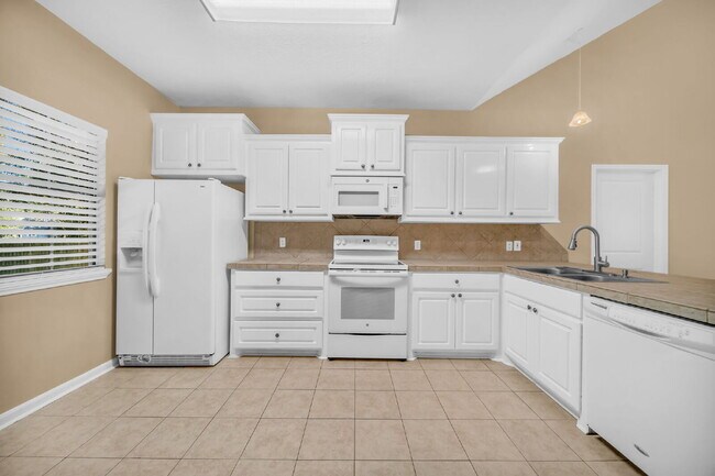 Building Photo - Live just steps from Lake Conroe in this beautifully maintained 3-bedroom, 2-bath home located in...
