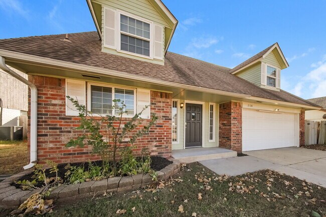 Building Photo - 2108 NE 9th St