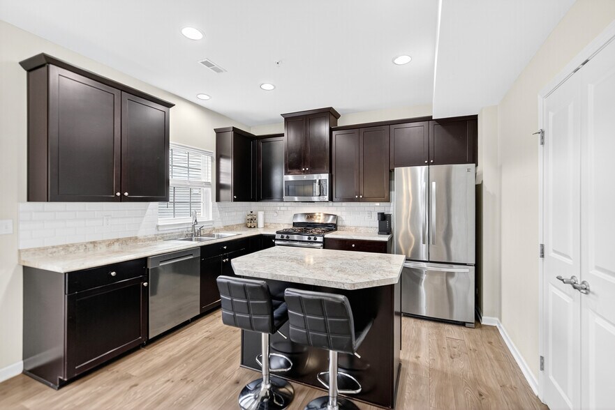 Building Photo - 380 Sunrise Dr