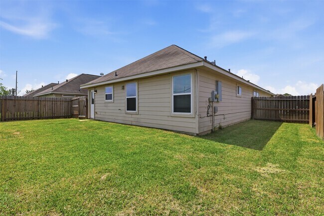 Building Photo - 6114 El Oro Dr