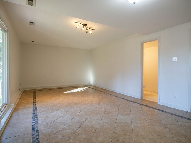 Building Photo - Move in ready 3 bedroom home