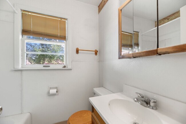 Building Photo - Charming 3 Bed 1 Bath In Quiet Neighborhood