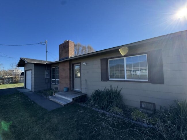 Building Photo - 1934 Crest St