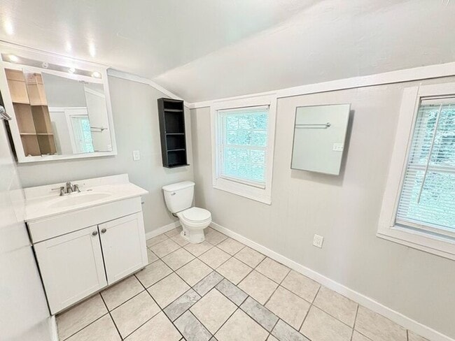 Building Photo - 533 Broadway St