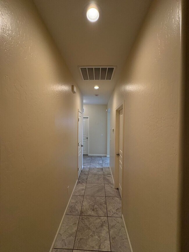 Building Photo - SE Visalia home Available Now!