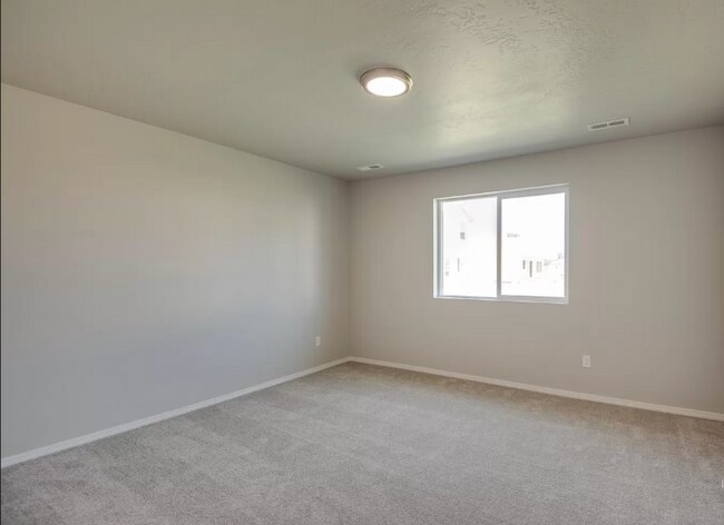 Building Photo - 1020 SW Sparrow Pl