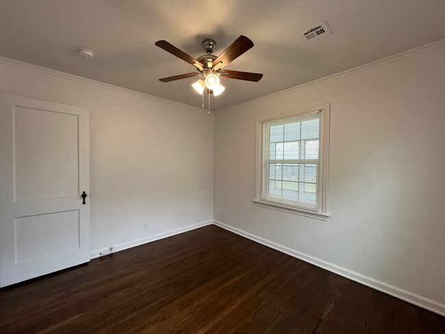 Building Photo - Adorable 2 bedroom 1 bath!