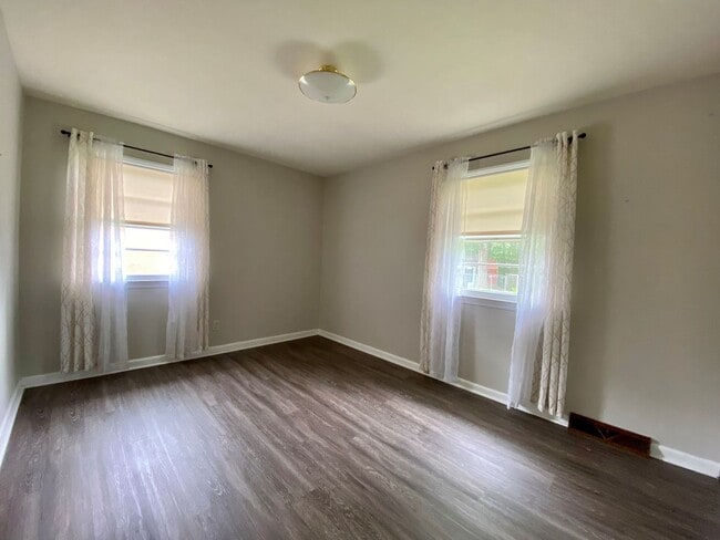 Building Photo - Charming full brick home!