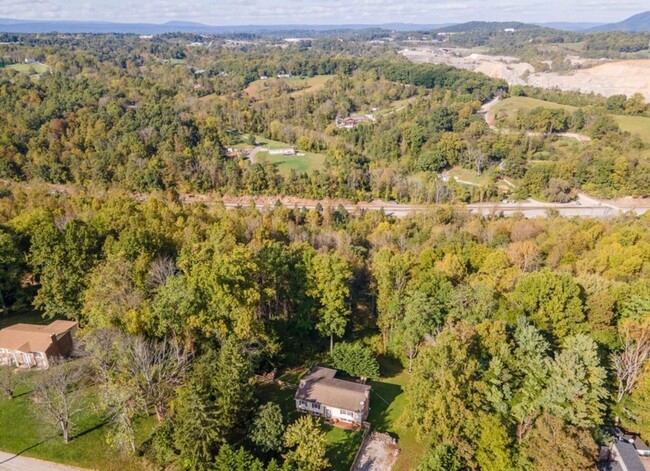 Building Photo - Lovely Country Home Close to Christiansburg