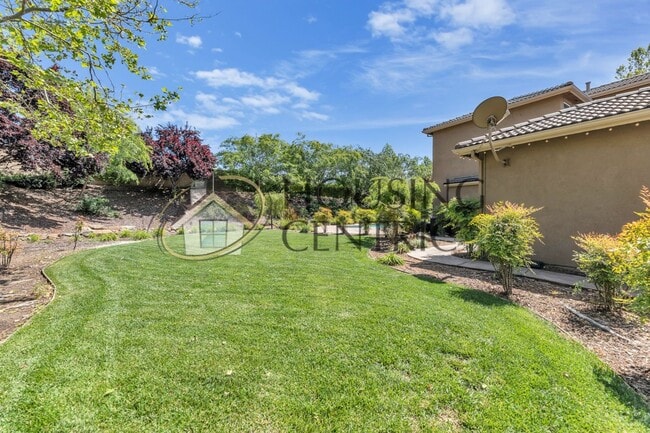 Building Photo - Beautiful Executive Home w/ Pool on 1/2 Ac...