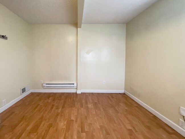 Building Photo - PRELEASING for AUGUST! Walk to Ball State! Bright 4BR Home with Fireplace