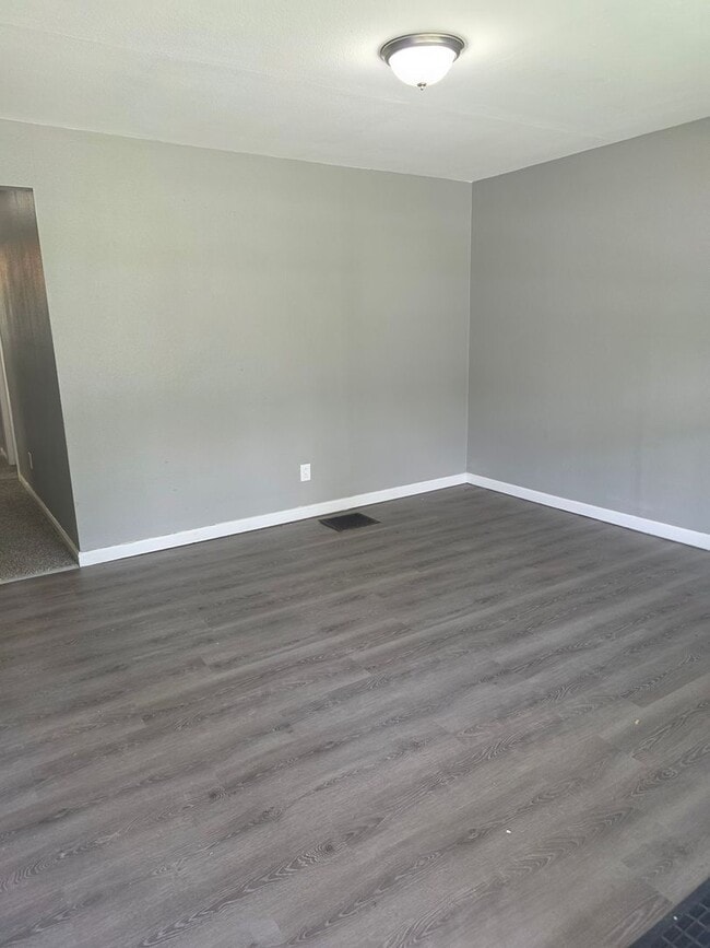 Building Photo - Lovely 3BD/1BA