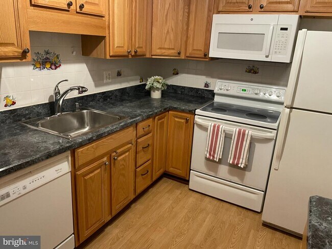 Building Photo - 2615 Glengyle Dr