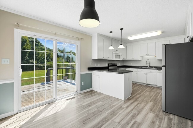 Building Photo - 202 Starcrest Dr