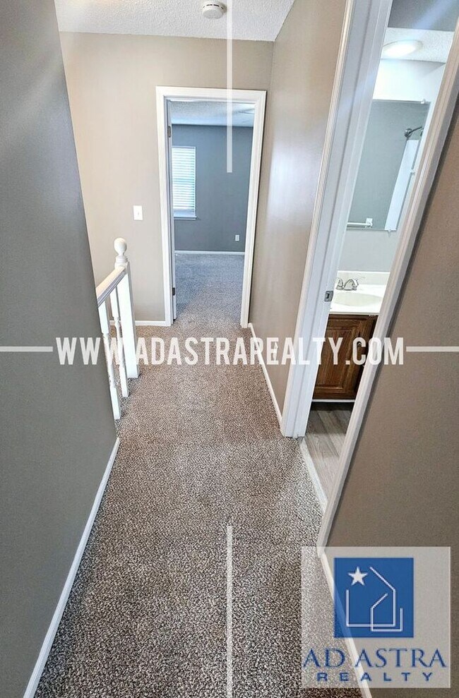 Building Photo - Very Nice 3 Bedroom 2 Bath Duplex in Overland Park-Available NOW!!