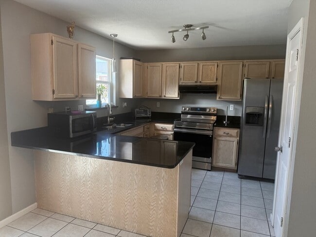 Building Photo - 4 bedroom 2.5 Bath 1.5 Story Home In Fox S...