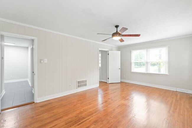 Building Photo - 3 Bedroom home in Coventry Woods!