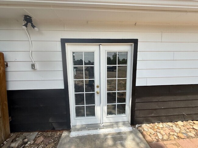 Building Photo - ONE BEDROOM HALF DUPLEX