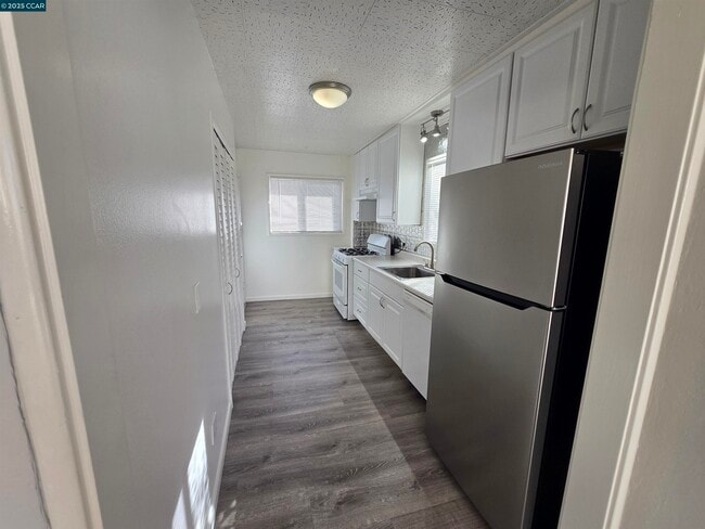 Building Photo - 517 Richardson St