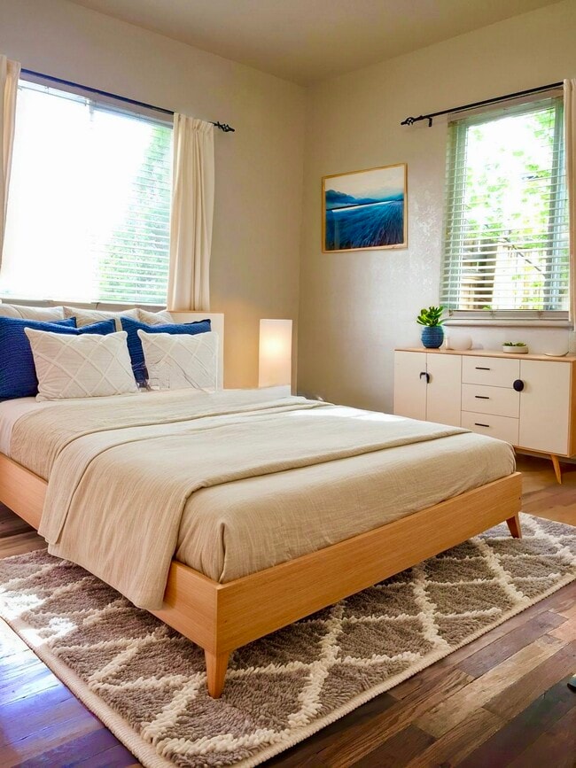 Building Photo - 502 Los Arboles Ave NW