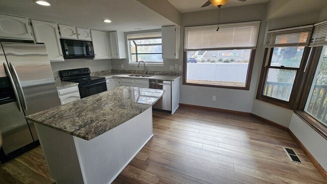 Building Photo - Spacious Townhome with Finished Basement i...