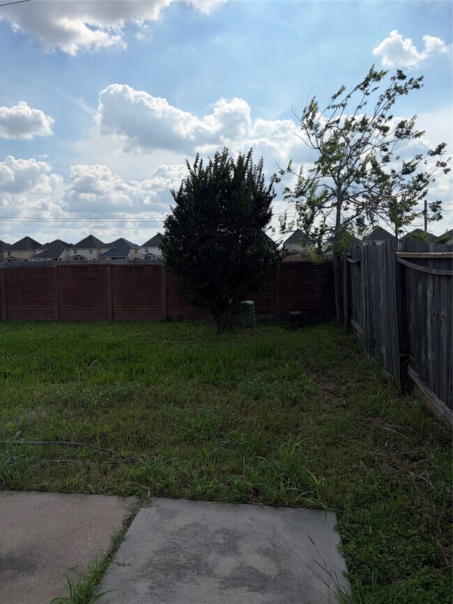 Building Photo - 7214 Crescent Mills Dr