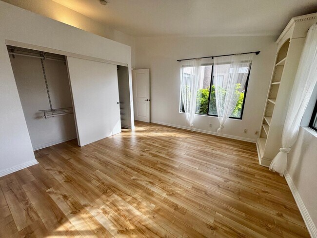 Building Photo - Beautiful La Jolla Alta Home! First Month's Rent Move in Promotion!