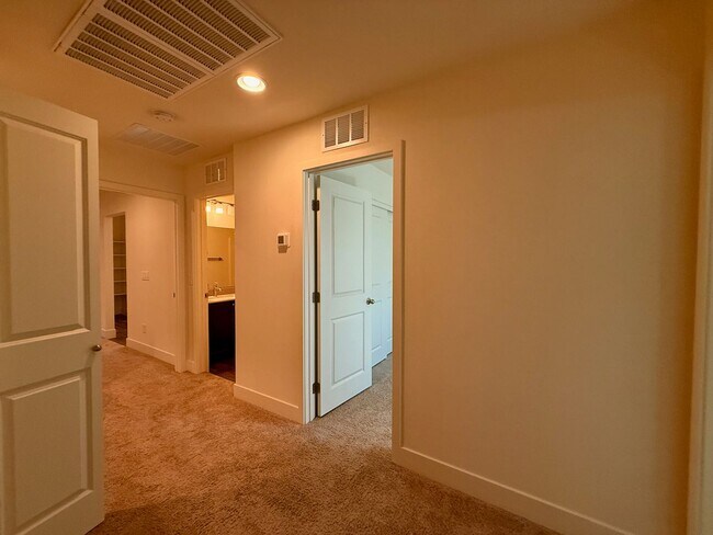Building Photo - 3 BED 2.5 BATH 2 CAR GARAGE TOWNHOUSE w/ PRIVATE BACKYARD in GATED COMMUNITY.