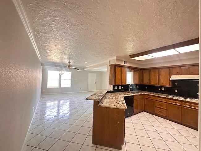 Building Photo - 219 Kings Ct