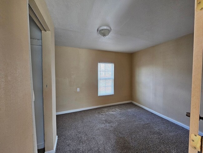 Building Photo - 2x1 Home Available Now