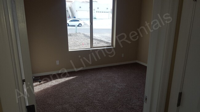 Building Photo - BEAUTIFUL RV GARAGE HOME