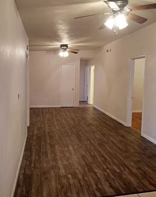 Building Photo - 926 N Linview Ave