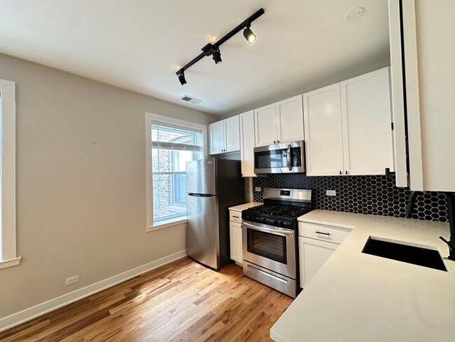 Building Photo - 659 W Wrightwood Ave