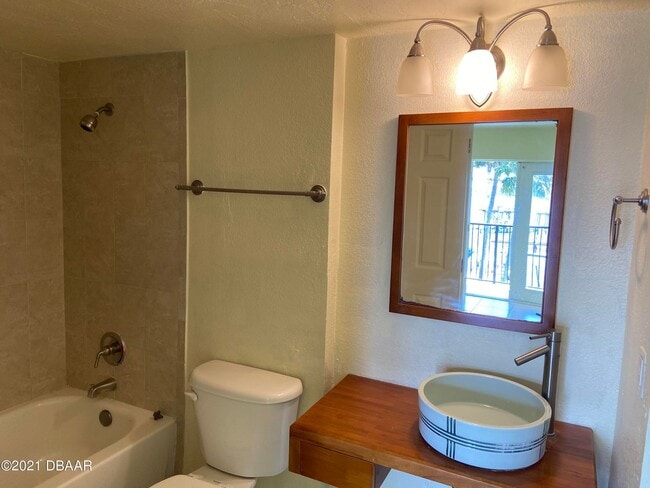 Building Photo - 2 bed condo overlooking the river