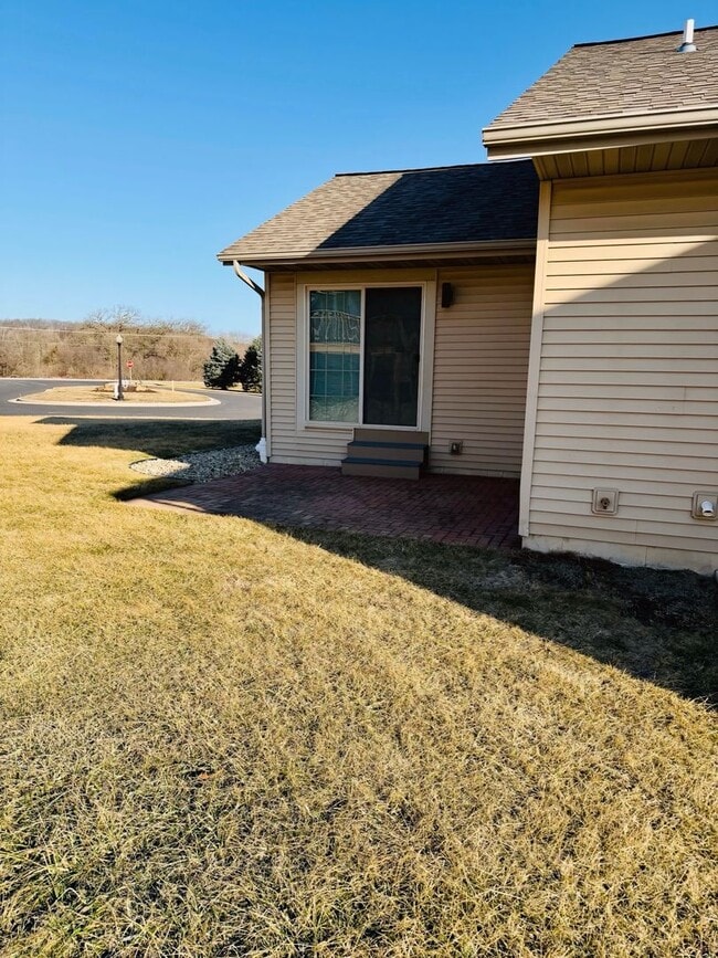 Building Photo - Remodeled 3BR 3BA Duplex in Black Earth –  $2800 month